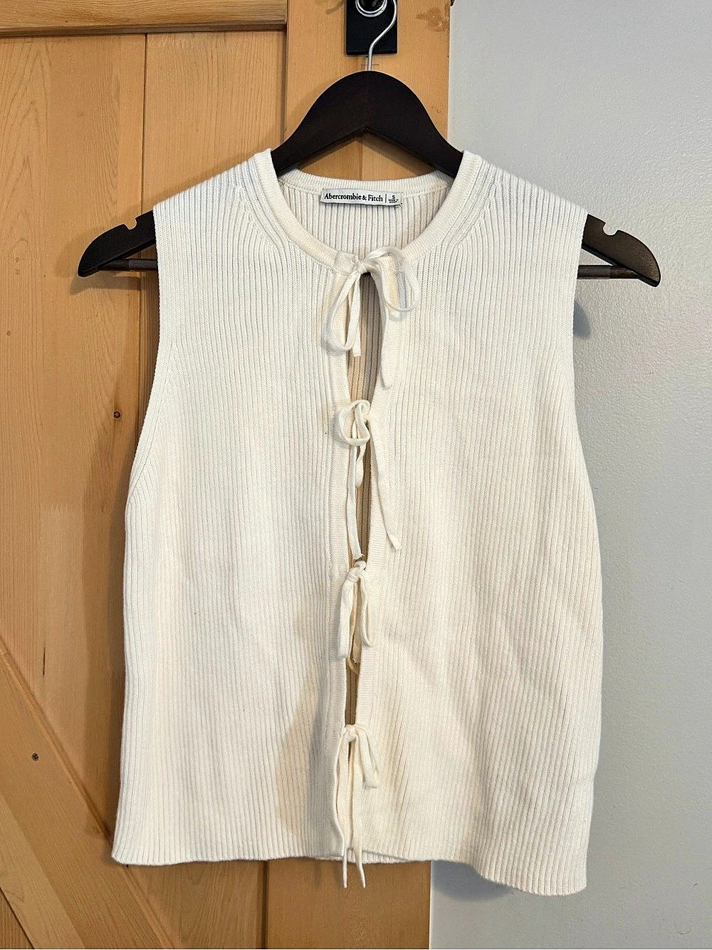 Abercrombie & Fitch Tie-Front V-Neck Sweater Vest in White